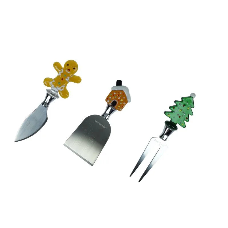 Set de 3 cuchillos para queso Brandani con mangos de diseño, presentados sobre un fondo neutro.