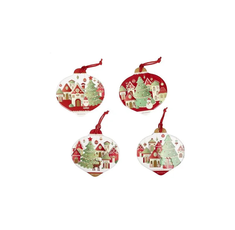 Set de 4 posavasos navideños de la colección Villaggio In Festa, hechos de cerámica y corcho, con diseño de pueblo festivo.