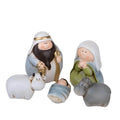 Set de 5 piezas de porcelana para nacimiento sobre una base de madera, con dimensiones de 20 x 11 cm.