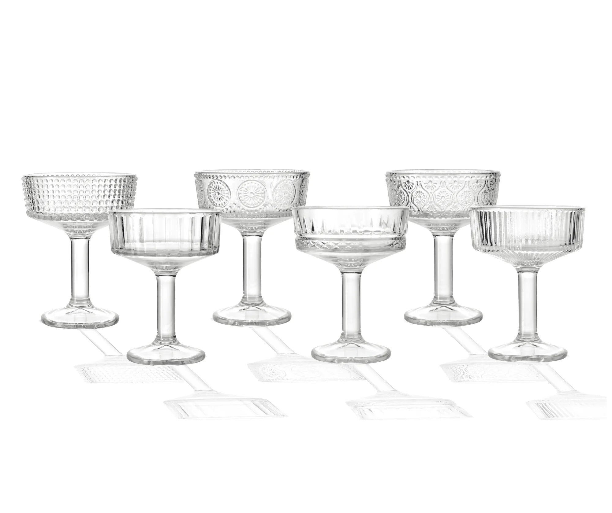 Packshot de un set de seis copas de cristal, cada una con un diseño decorativo sutil y diferente.