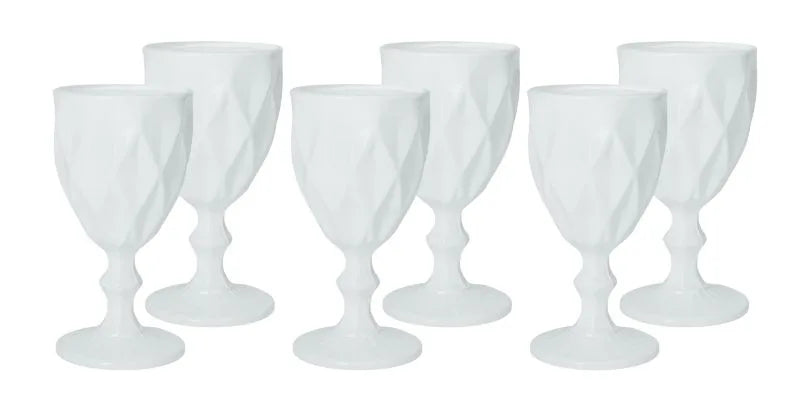 Set de 6 copas de cristal blancas con diseño facetado tipo diamante, presentadas juntas.