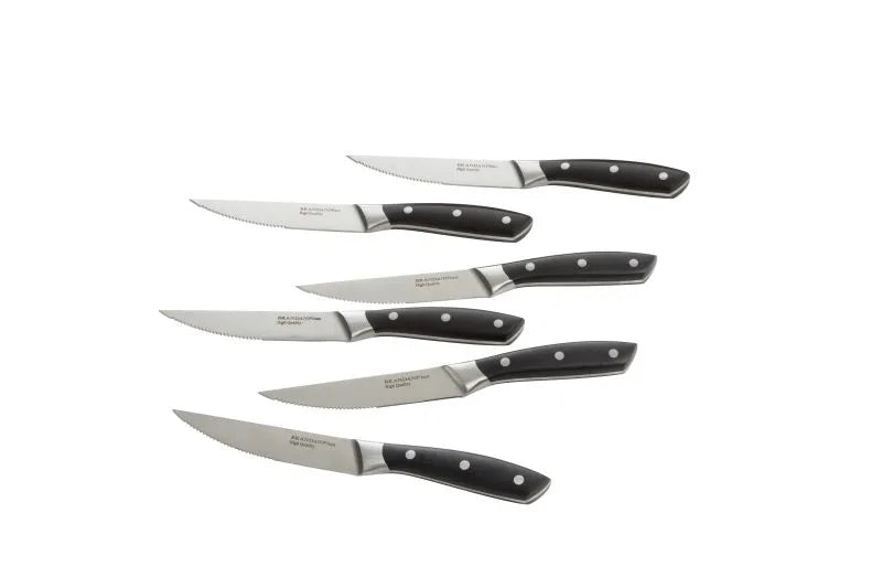 Set de 6 cuchillos de bistec forjados Brandani en acero inoxidable sobre fondo blanco.