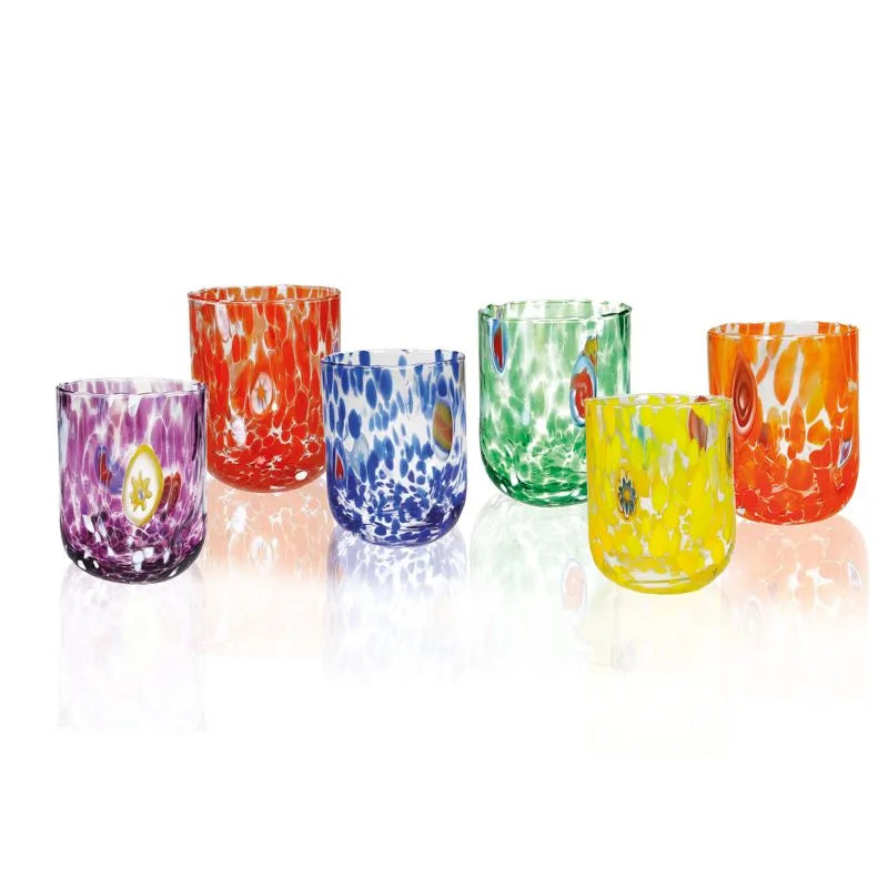Set de 6 vasos transparentes con base y borde de color azul, modelo 'Pavone' de Brandani Gift Group.