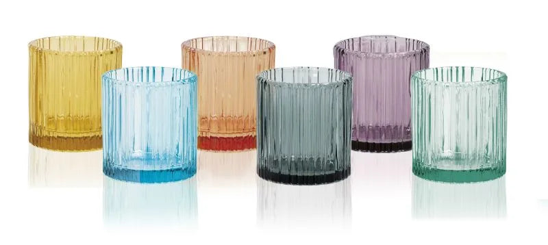 Set de 6 vasos pequeños con diseño Plissé en colores surtidos, presentados individualmente.