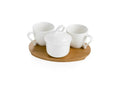Set de café de porcelana blanca con detalles en bambú sobre una bandeja.
