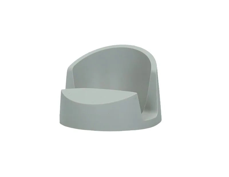Soporte gris para organizar tapas de batería de cocina, con acabado moderno.