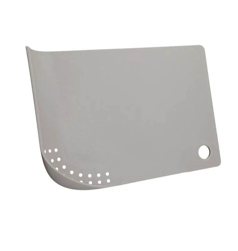 Tabla de cortar de color gris con un escurridor integrado, ideal para la preparación de alimentos en la cocina.