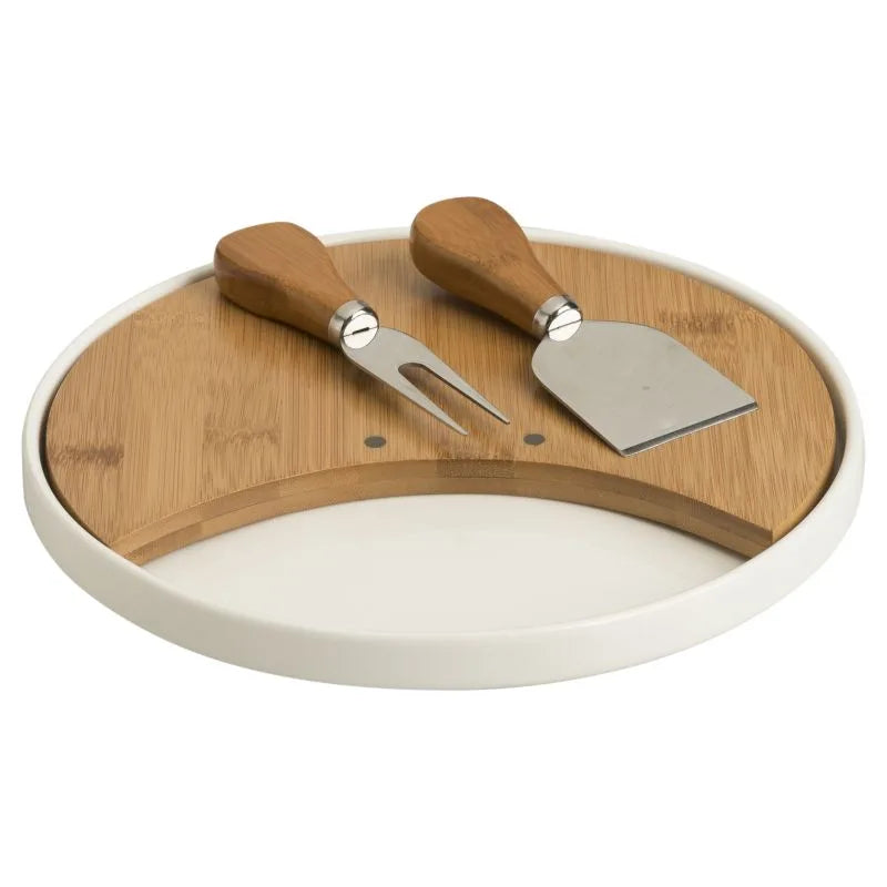 Tabla de cortar de porcelana blanca y bambú natural, con dos cuchillos de acero inoxidable apoyados.