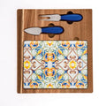 Tabla de quesos Medicea Brandani fabricada en madera y cristal, con dos cubiertos de acero inoxidable.