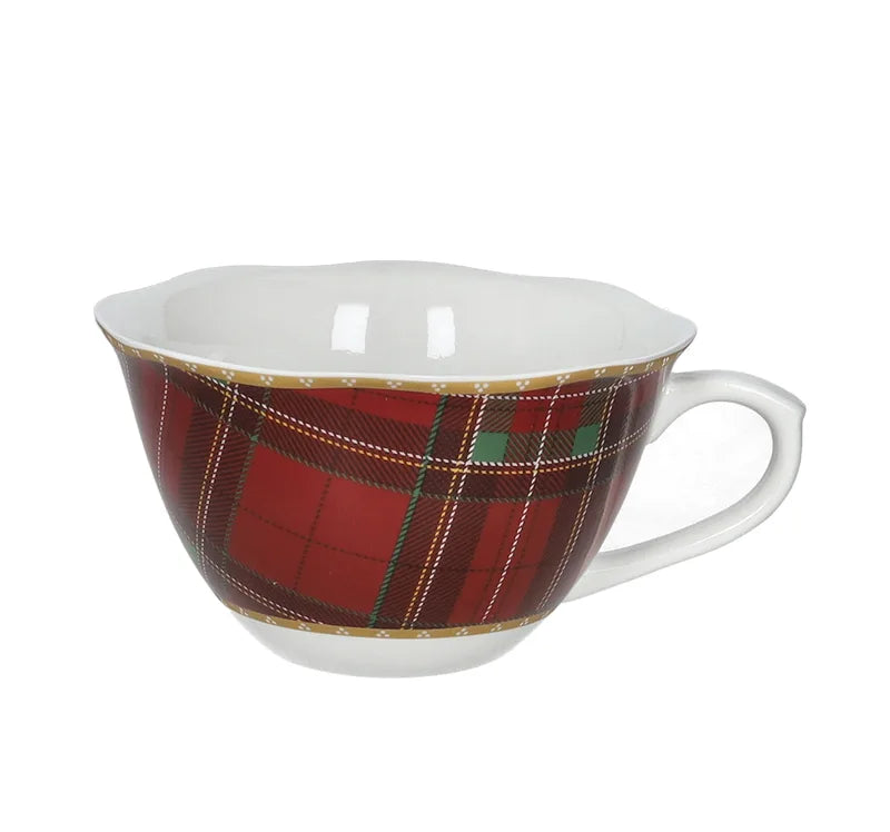 Taza de desayuno Christmas Tartan con diseño de cuadros escoceses navideños, presentada sobre fondo blanco.