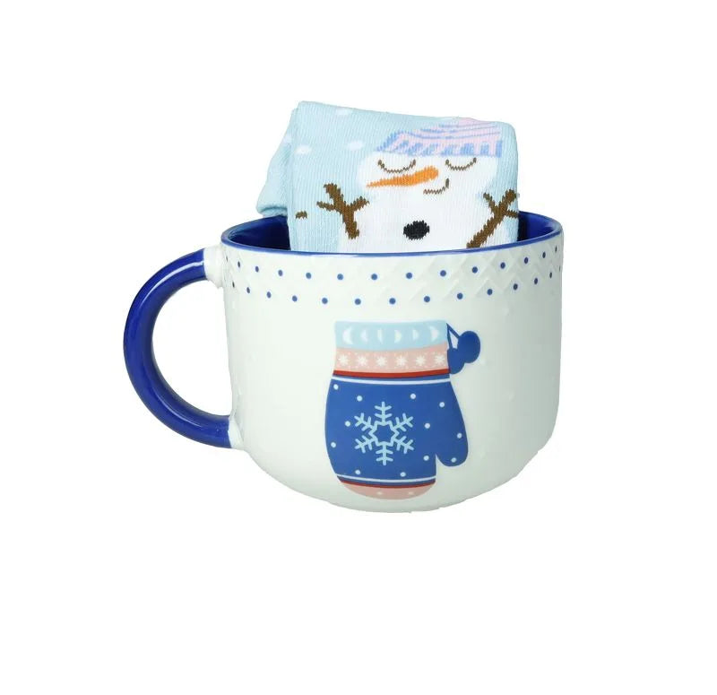 Taza de desayuno con diseño de guante y calcetín, en cerámica blanca.