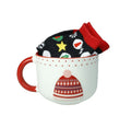 Taza de desayuno con diseño italiano de algodón, sombrero y calcetín sobre fondo blanco.