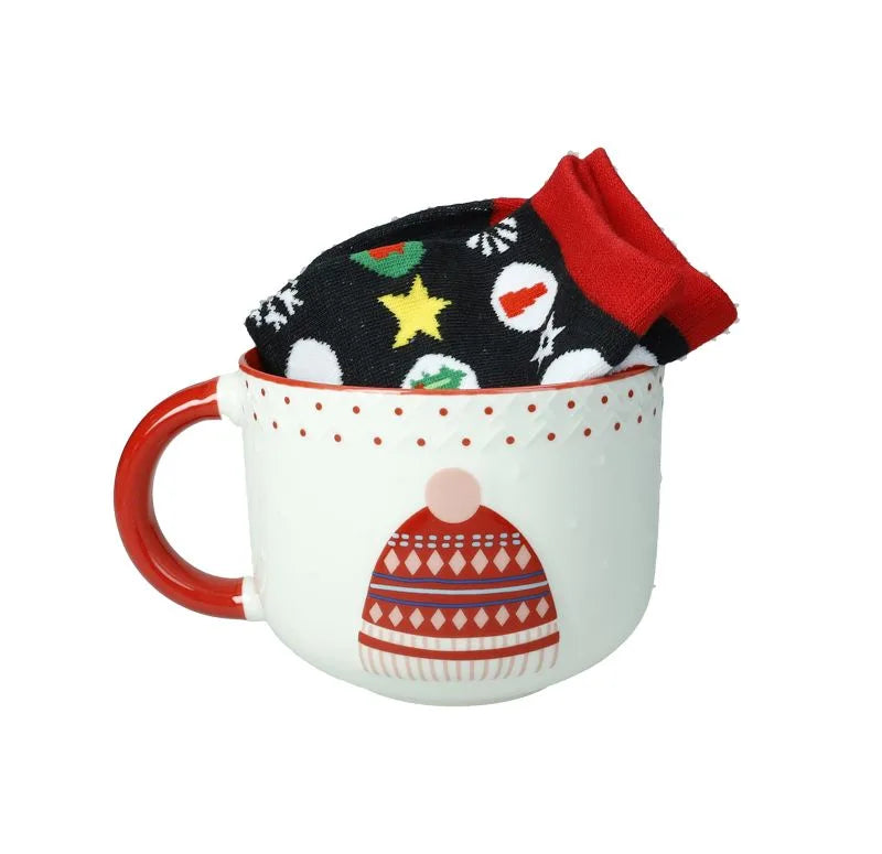 Taza de desayuno con diseño italiano de algodón, sombrero y calcetín sobre fondo blanco.