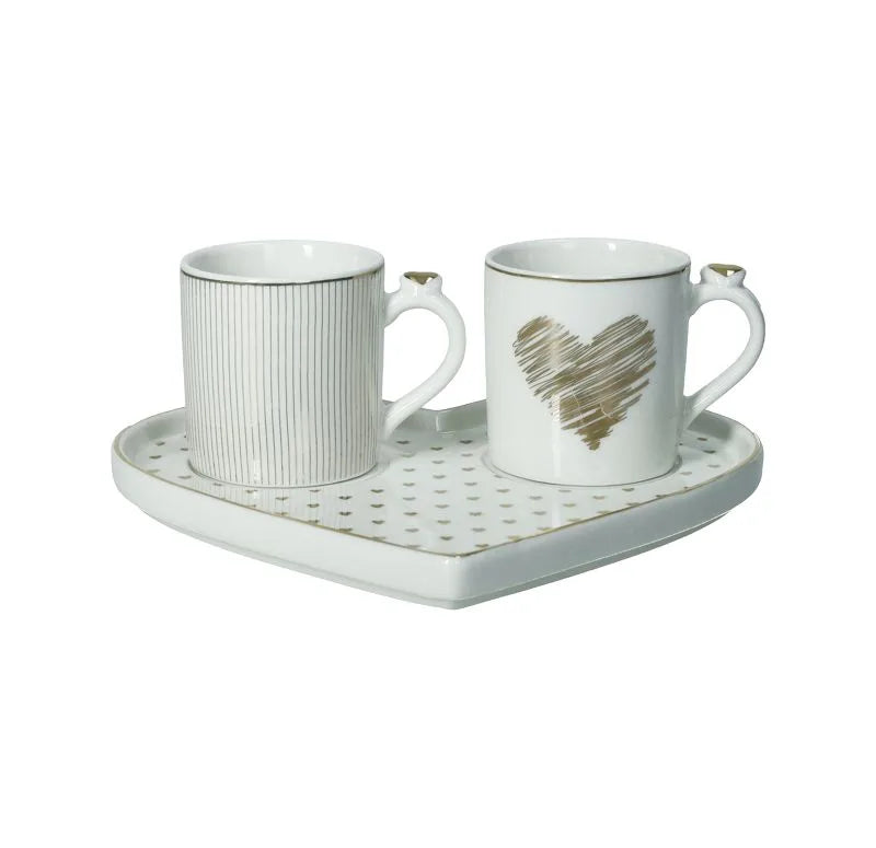 Set Tete a Tete "Amore Mio" de Brandani Gift Group, compuesto por una bandeja decorativa y dos tazas con diseño de corazón.