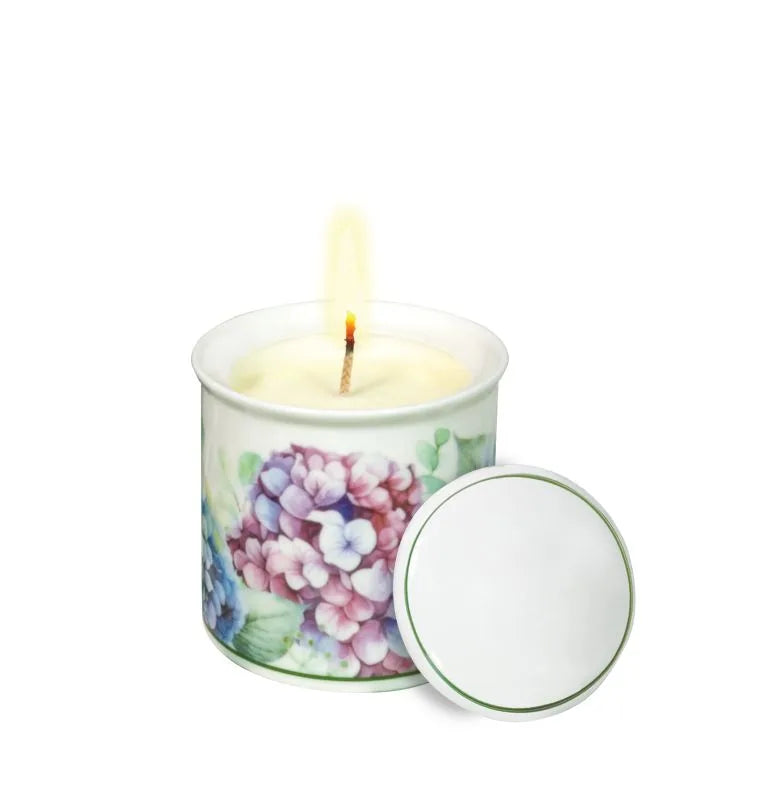 Vela aromática Flora con tapa, fabricada en porcelana New Bone China blanca.