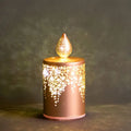Vela giratoria dorada con luz LED, ideal para decoración navideña.