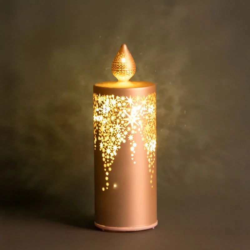 Vela giratoria dorada con luz LED, detalle de diseño italiano.