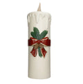 Vela de Navidad de color marfil con diseño cremoso y luz LED integrada, de 18x44 cm.