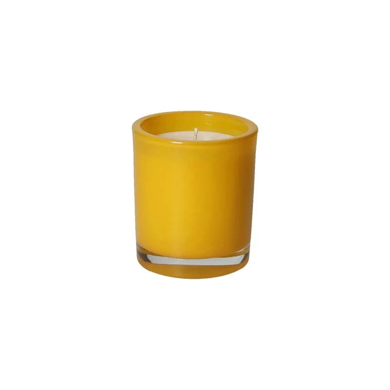 Vela perfumada amarilla con aroma a camomilla, marca Brandani Gift Group.