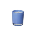 Vela perfumada de color azul con tapa, emitiendo un suave aroma a bergamota, presentada como un elemento decorativo.