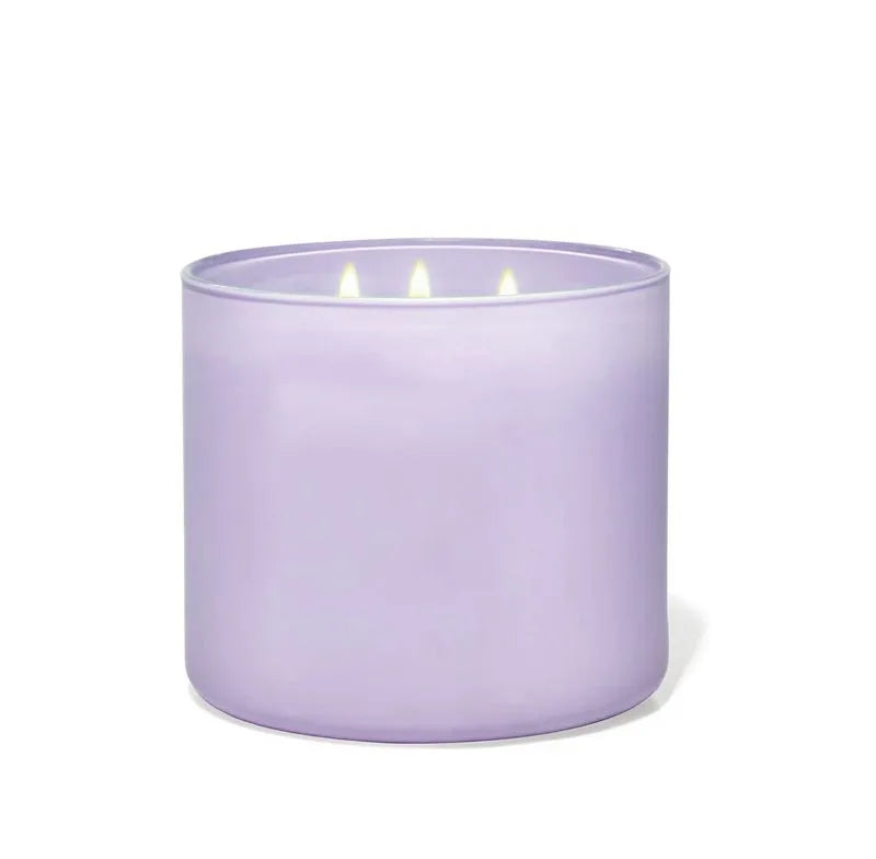 Vela perfumada de 3 mechas Lila en recipiente de vidrio transparente con cera blanca y aroma a lavanda.