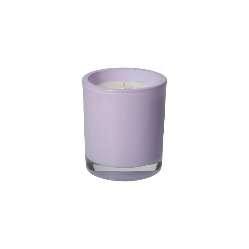 Vela perfumada Violeta con tapa, de color blanco, con inscripciones en negro y fragancia de lavanda.